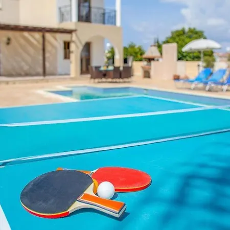 In Sleeps 6 Includes Swimming Pool Air Con And Wifi 9 7 Vilă Peyia