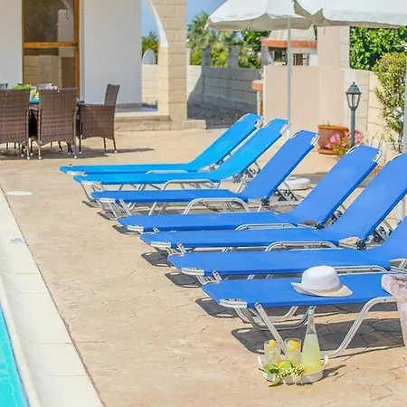 Vilă In Sleeps 6 Includes Swimming Pool Air Con And Wifi 9 7