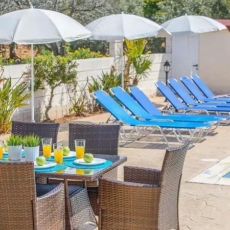 In Sleeps 6 Includes Swimming Pool Air Con And Wifi 9 7