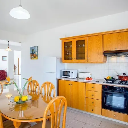 In Sleeps 6 Includes Swimming Pool Air Con And Wifi 9 7