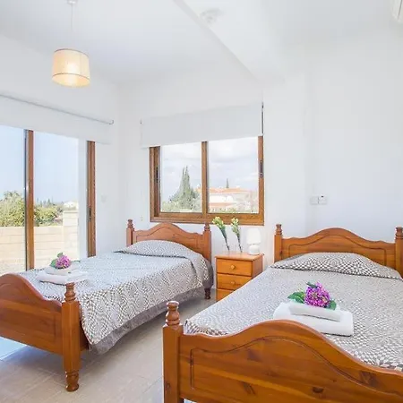 In Sleeps 6 Includes Swimming Pool Air Con And Wifi 9 7 *