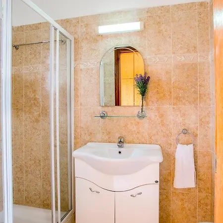 In Sleeps 6 Includes Swimming Pool Air Con And Wifi 9 7 빌라 페이야